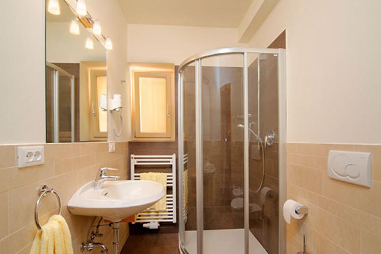 Badezimmer mit Dusche