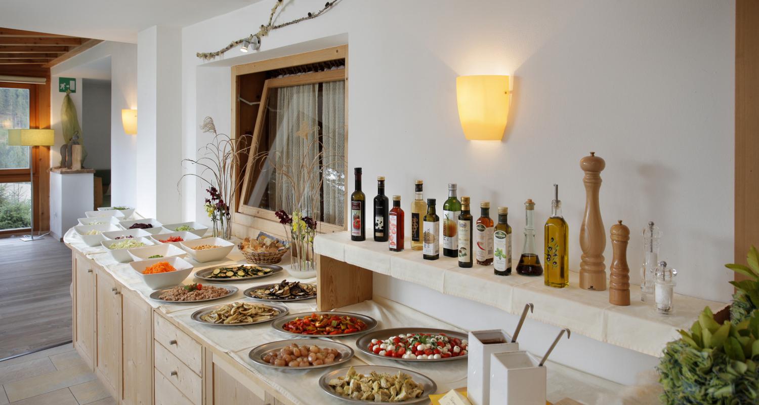 Kaltes Buffet mit verschiedenen Salaten 