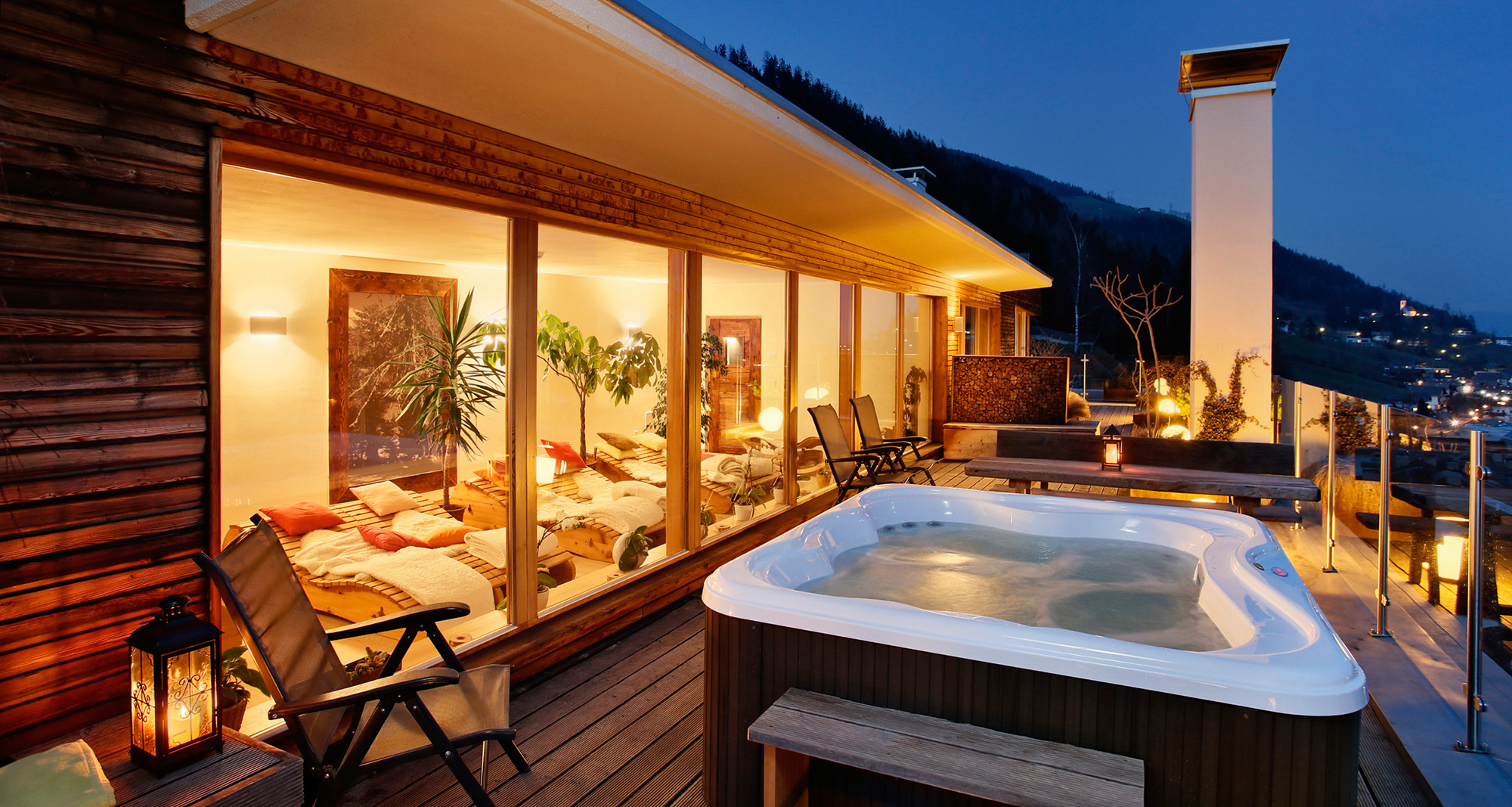Panorama-Dachterrasse mit Whirlpool